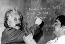 Klikni pro vt obrzek - "Dovolte mi, abych vm pedstavil svho zapisovatele, Alberta Einsteina. Jo jo, m to sprvn, tak pokrauj..." k MC na jedn ze vzcnch fotografi, kde je zachycen se svm "zapisovatelem". e by n MC byl i genilnm fyzikem?